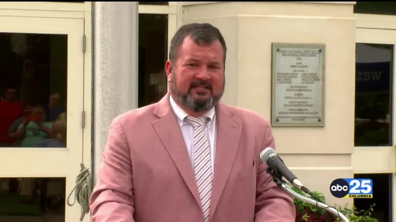 Officials unveil Gus Manos Memorial Street