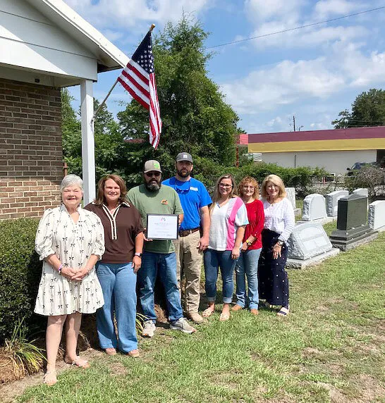 DAR recognizes Aycock-Richardson Monument Company for flying flag