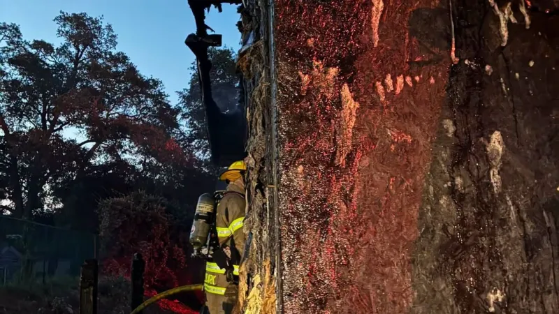 Firefighter sustains minor injuries in Surfside Beach structure fire: HCFR