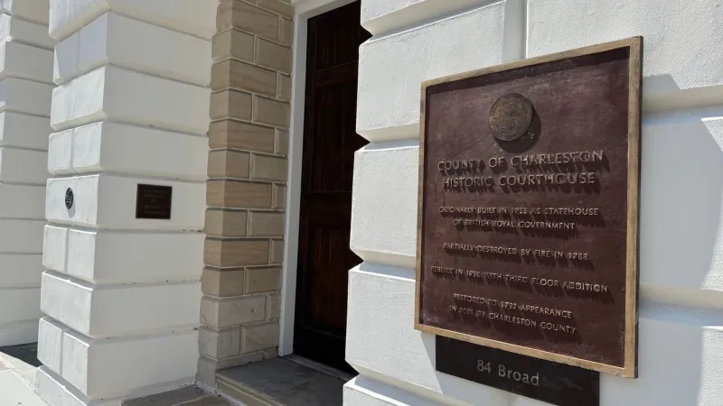 Gun discharges near Charleston County courthouse, security guard injures hand