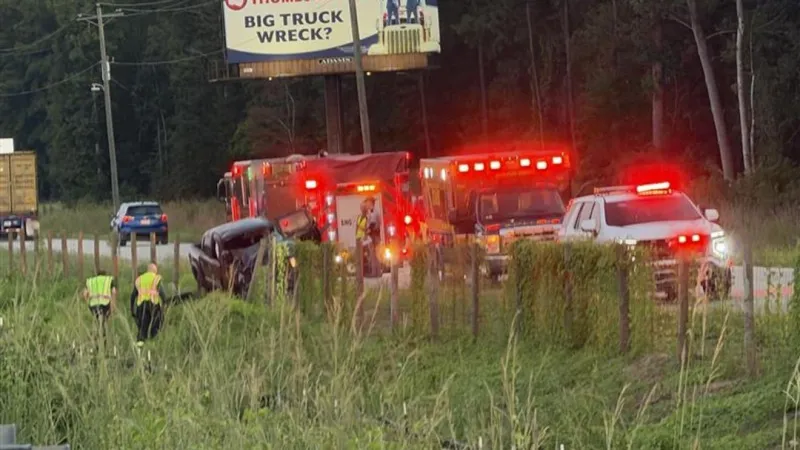 Crash on I-26 west before Jedburg interchange blocks right lane Tuesday morning