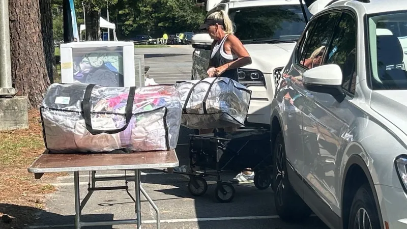 Thousands move into Coastal Carolina University dorms as volunteers lend a hand