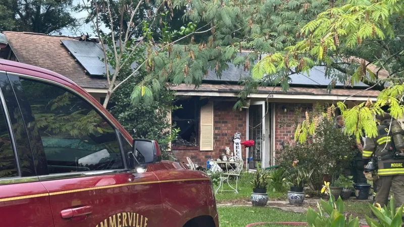 Emergency crews fight fire in Pawley Drive area of Summerville
