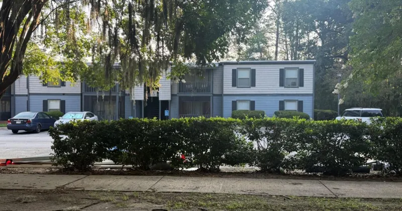 Worker finds body in pool behind West Ashley apartments