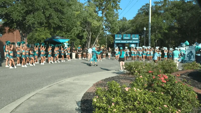 Coach Ryan Beard show debuts at Chanti's Pizza, launching weekly Conway pep rally
