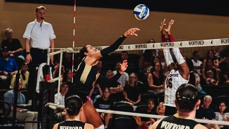 Volleyball Sweeps Charlotte 3-0 in Opening Match of Summit Hospitality Tournament