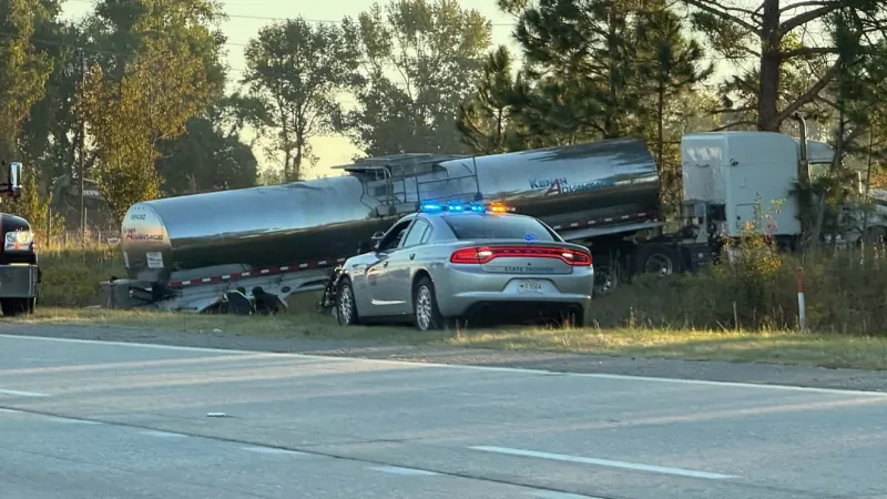 18-wheeler carrying vinegar crashes off I-95 in Florence County