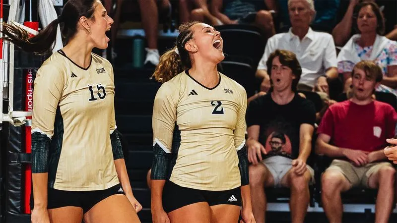 Volleyball Sweeps UNCG 3-0 to Start The Weekend