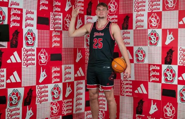 Stef Van Bussel signs with South Dakota basketball