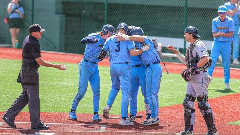 Late Lind Blast Lifts Baseball To NSIC Championship Game