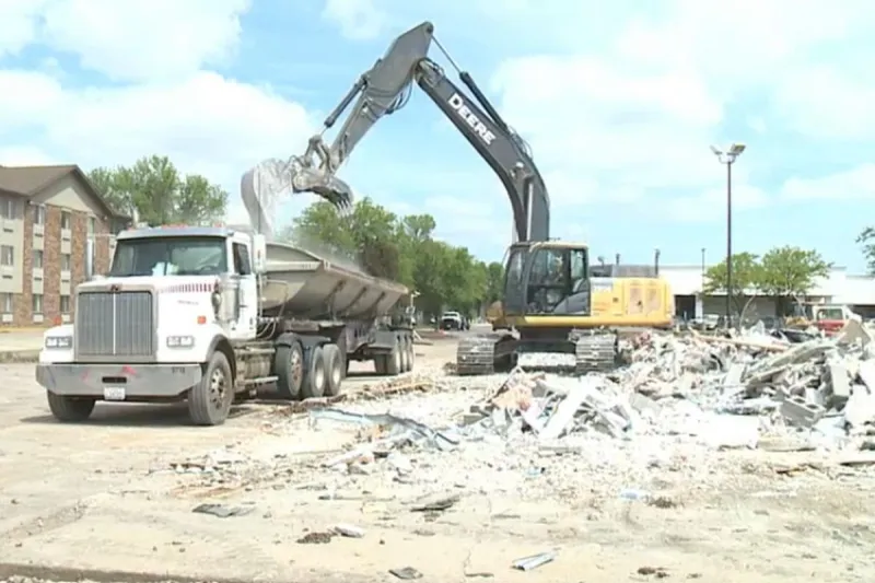41st Street Bids Farewell To David's Bridal For Raising Cane's