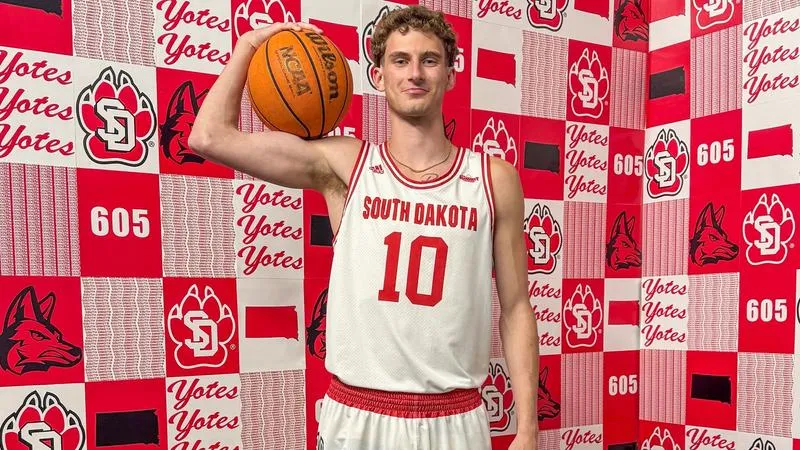 Men's basketball adds Domsch to 2025-26 roster