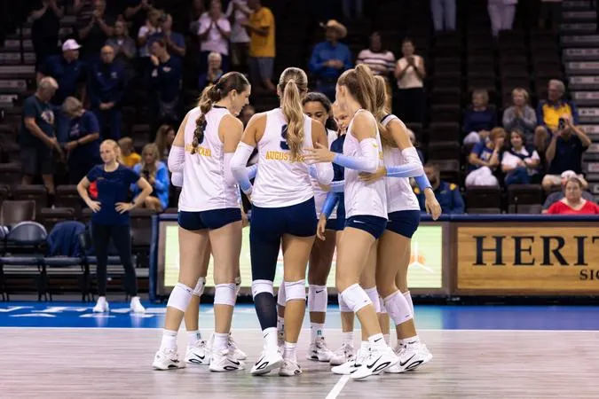 Vikings Dominate UMary in Straight Sets