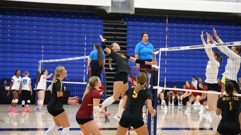 WOLVES VOLLEYBALL BEATS EAGLES, FALLS TO NO. 11 GRIFFONS