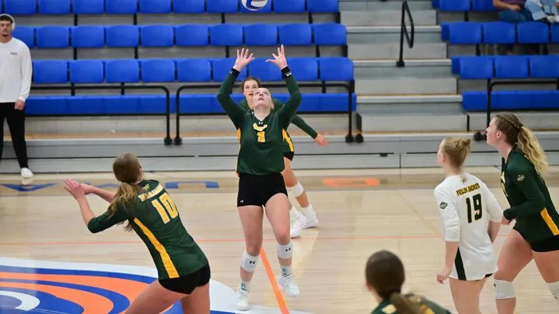 Yellow Jackets Pull Out Down-to-the-Wire Game Versus Peacocks