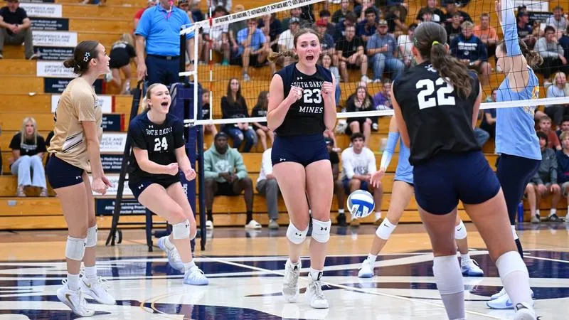 Volleyball Starts RMAC Play with Two Wins