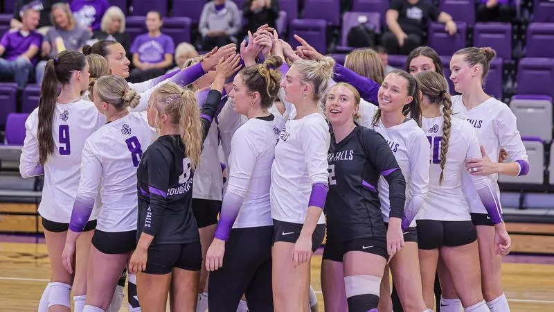 Cougars Drop Four-Set Decision to Minnesota State