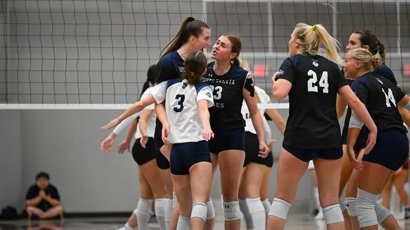 Volleyball Stops Comeback, Defeats Eagles 3-2 in Chadron