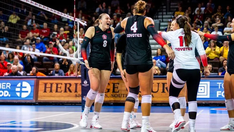 Coyotes sweep Tommies in St. Paul