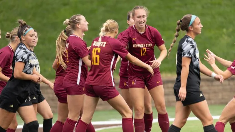 YOUNGQUIST LEADS WOLVES TO VICTORY