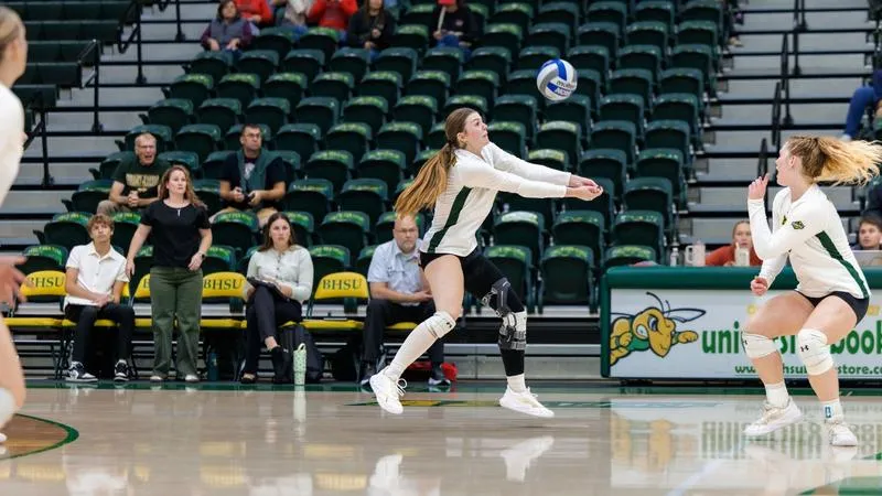 Yellow Jackets Fall But Push Roadrunners to Five Sets