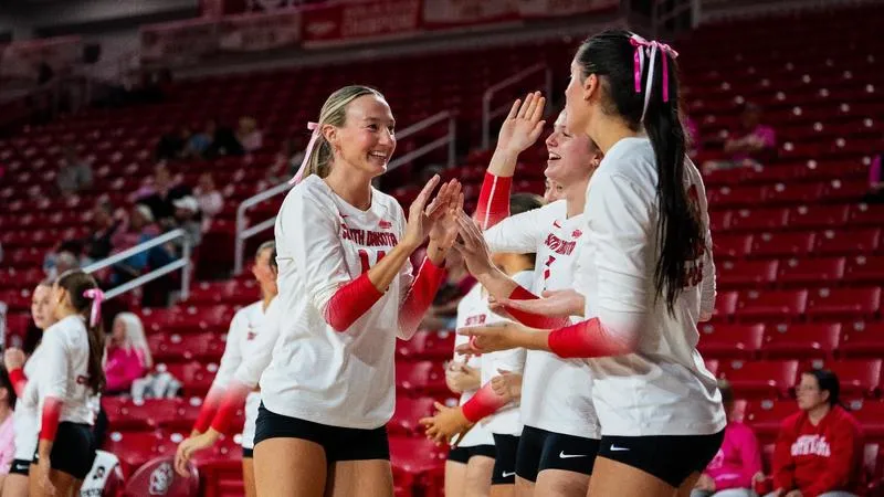PREVIEW: Yotes head north to face UND, NDSU this week