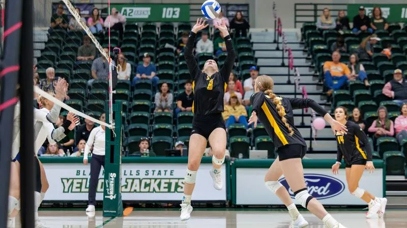 Yellow Jackets Take Down Rangers in Three Sets
