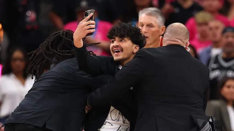 Fan runs onto court during Spurs-Knicks NBA Finals game, tries to take selfie with Wemby
