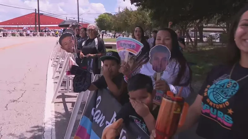 Spurs fans welcome team home at airport after game 4 loss