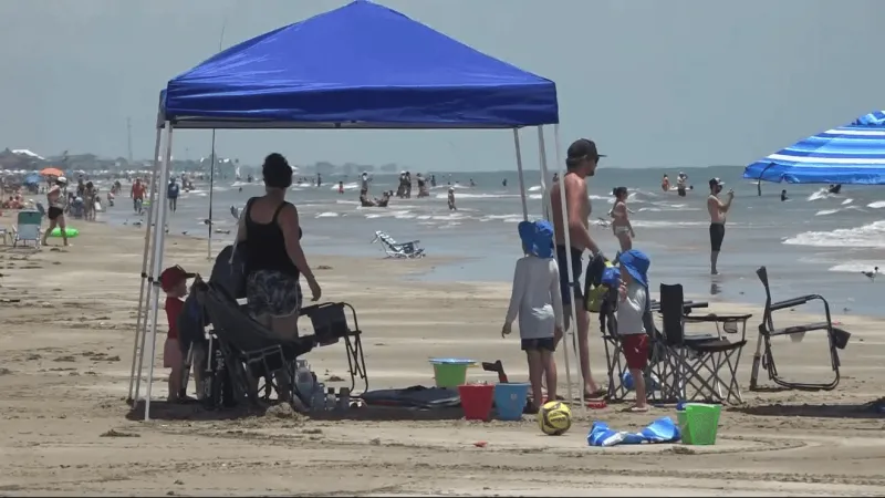 Thousands head to Crystal Beach for Fourth of July weekend, boosting local businesses