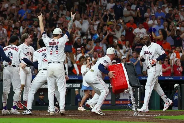 Astros star Yordan Alvarez walks off Rays in multi-HR night
