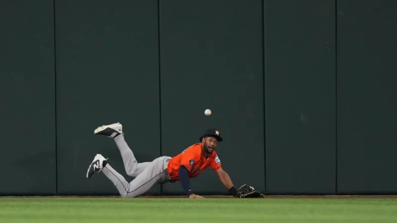 Astros' Matthews exits vs. Rangers with left knee injury