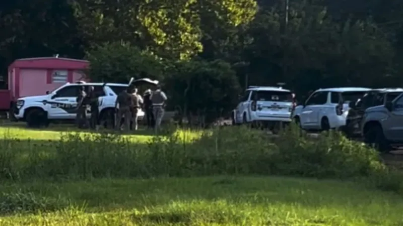 Man who says he has gun refuses to come out of trailer when deputies arrive with warrant