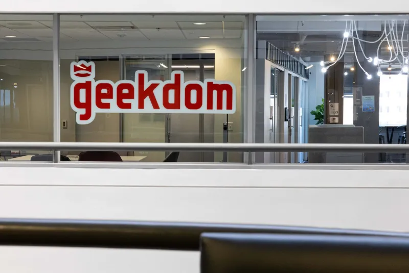 Geekdom announces the end of its coworking space. Instead, it will focus on the startup 'valley of death'.
