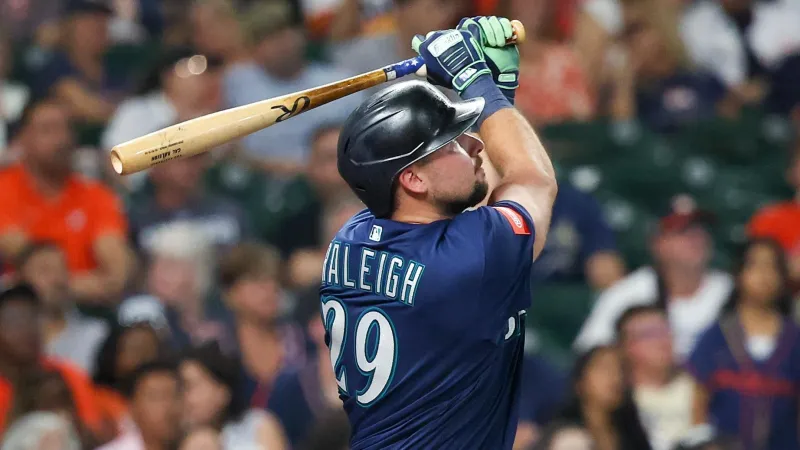 Mariners hang on for a 3-2 win over the Astros as Raleigh, Arozaren...
