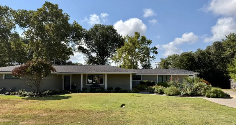 BLUEBONNET GARDEN CLUB SEPT. YARD OF MONTH