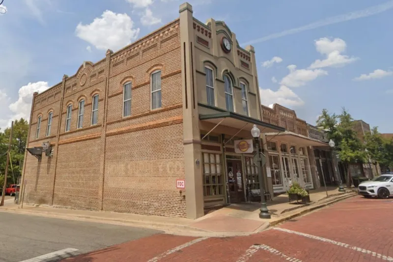 The Old Dolli's Diner is Becoming the New N'AXE EATS