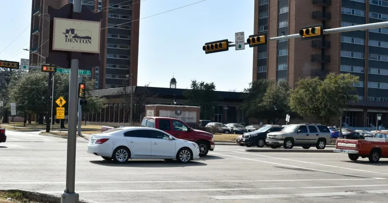 Gas leak shuts down East University Drive at Bell Avenue