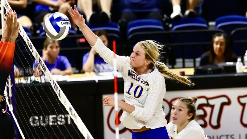 No. 14 Volleyball Overcomes Offensive Slump to Down Adams St.