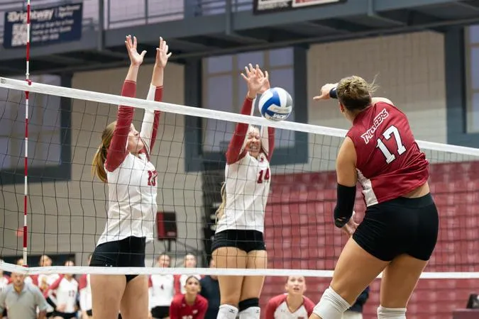 PIONEERS SWEEP SATURDAY, EXTEND WINNING STREAK TO THREE AT VOLLEYFEST