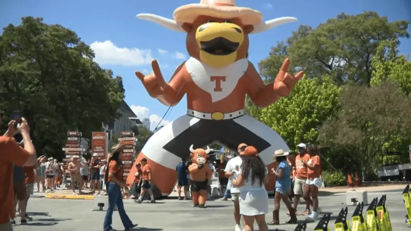 Longhorns fans seek relief as extreme heat hits season opener at DKR