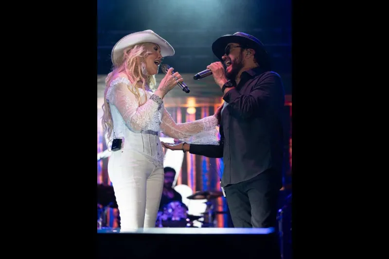 Oscar De La Rosa and Elsa Garcia Perform Together For Epic Moment