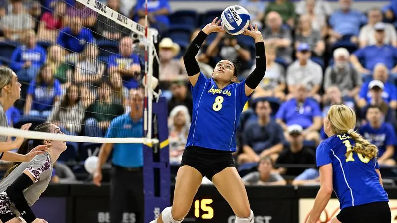 Olivia Pena Named LSC Freshman of the Week
