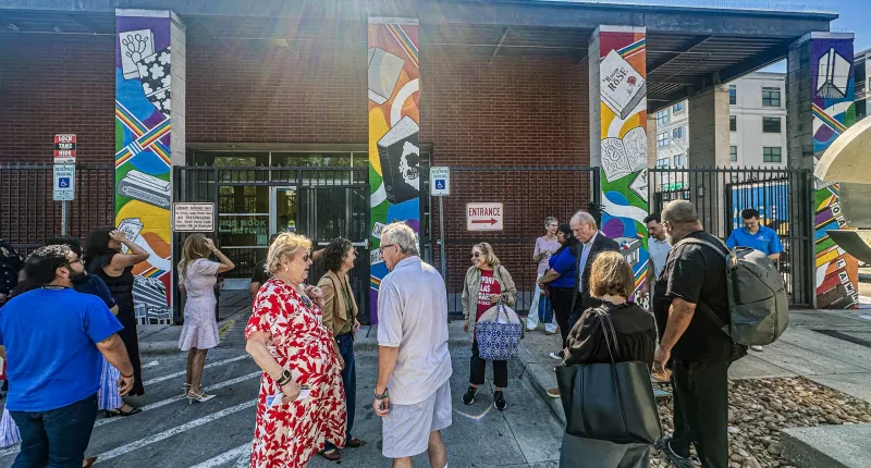 Oak Lawn Library Friends cut ribbon on new mural