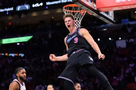 Heat G Pelle Larsson agrees to 4-year, $60M extension