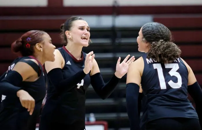 Volleyball Splits Saturday Action at ETBU Tournament