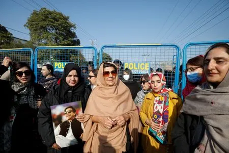 Police arrest Pakistan ex-PM Imran Khan's sister in Lahore ahead of party's planned march