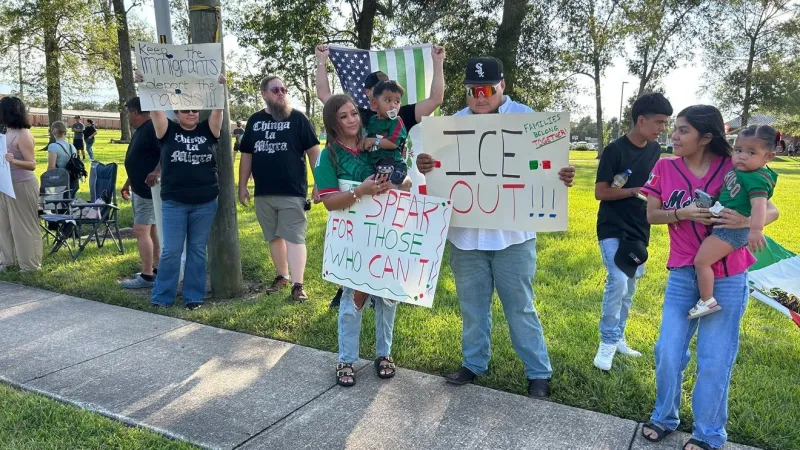 Peaceful demonstration against ICE draws crowd to Rogers Park