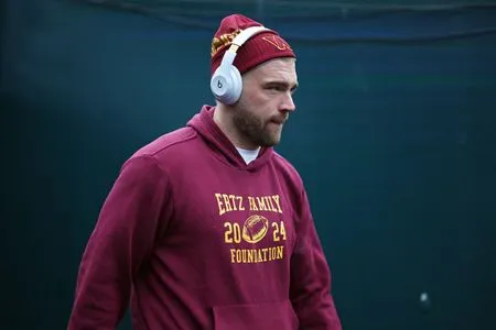 Reports: Eagles reunite with TE Zach Ertz after Dallas Goedert's MCL sprain