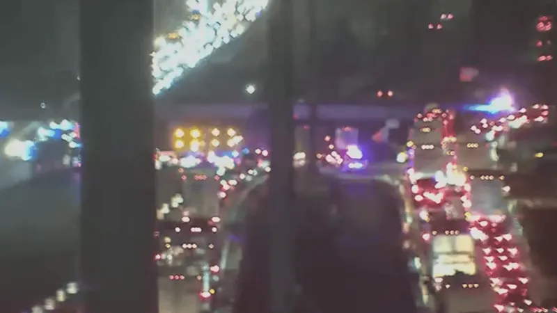 Bridge strike shuts down southbound I-35 at Onion Creek Parkway